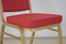 Chaises de banquet vintage empilable rouge en métal doré pour les événements et les réunions
