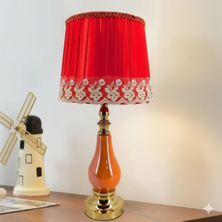 Lampe de table décorative, Abat-jour plissé rouge et dentelle blanche, Base en céramique dorée