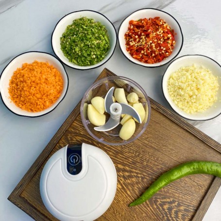 Mini hachoir à ail électrique, robot culinaire portable sans fil, mélangeur  250 ml Mini hachoir à ail pour ail, légumes, fruits, oignons, viande
